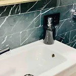 Roof Luxury Center By Namaste Elite Apartment